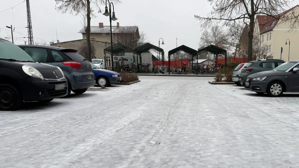 Winterdienst: Angermünde, 05.02.2026: Eine leichte Schneedecke bedeckt den Eispanzer auf dem Parkplatz am Bahnhof.