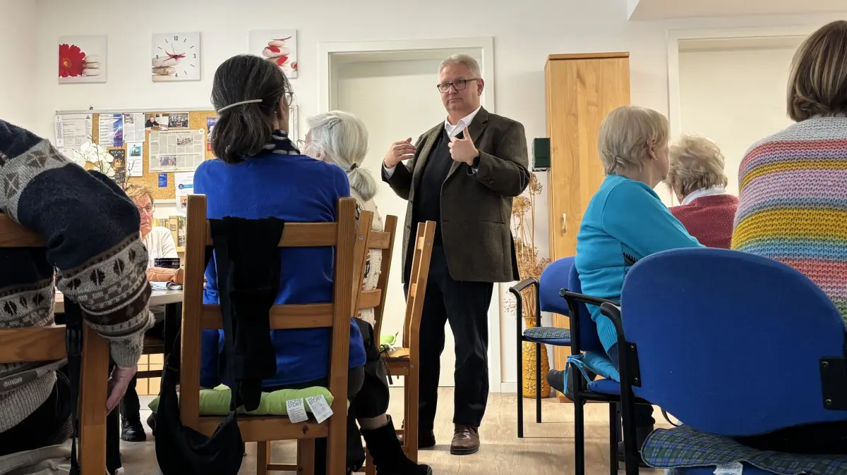 Bürgermeisterkandidat Steffen Schuster (UfW Pro Strausberg) stellt sich den Fragen der Senioren bei der Volkssolidarität in Strausberg-Vorstadt. Wenn er gewählt wird, möchte er nicht nur dort Anwohnerversammlungen anbieten.