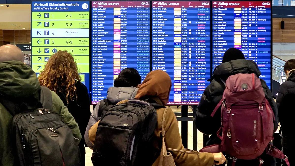 Keine Starts am Flughafen BER wegen Eis und Schnee
