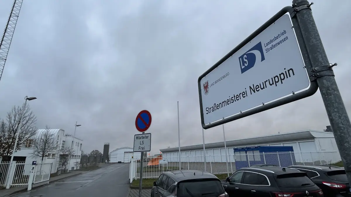 Die Straßenmeisterei Neuruppin in Treskow hat aktuell noch genügend Streusalz für den Eigenbedarf.