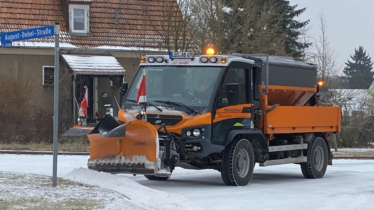 Sind nach dem Glatteis am 5. Februar seit 4 Uhr im Einsatz: Räumfahrzeuge in Brieskow-Finkenheerd.