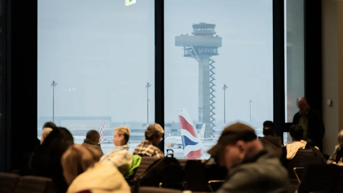Winterwetter - Flughafen Berlin/Brandenburg: 05.02.2026, Brandenburg, Schönefeld: Fluggäste warten am Hauptstadtflughafen BER. Am Flughafen BER ist der Flugverkehr aufgrund der Witterung eingestellt worden. (zu dpa: «Flughafen BER: Wetterbedingt keine Starts») Foto: Christoph Soeder/dpa +++ dpa-Bildfunk +++