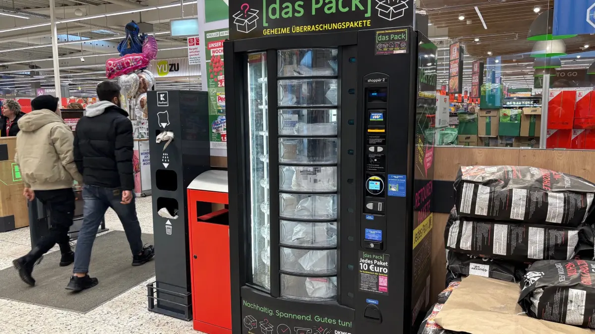 Was verbirgt sich hinter dem Automaten "Das Pack", der im Reiz Neuruppin vor Kaufland steht? Für zehn Euro gibt es in Mystery-Paket.