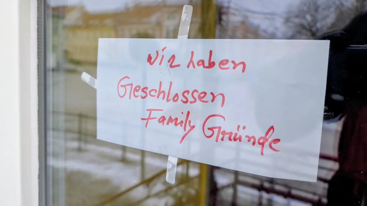 Ein handgeschriebenes Schild am indischen Restaurant Tikka Masala in Altlandsberg weist auf die Schließung hin. Familiäre Gründe werden darauf genannt.