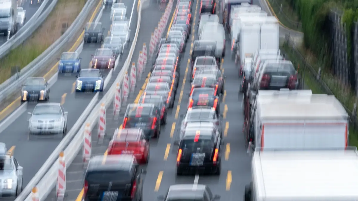 Autobahnstau im Baustellenbereich: ARCHIV - 14.07.2018, Niedersachsen, Lehrte: Fahrzeuge stehen im Bereich einer Baustelle auf der Autobahn 2 bei Lehrte in Richtung Berlin im Stau. (Aufnahme mit langer Belichtungszeit) (zu dpa: «Weniger Staus auf Sachsen-Anhalts Autobahnen») Foto: Peter Steffen/dpa +++ dpa-Bildfunk +++