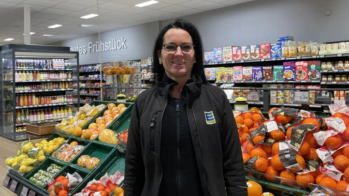 Sarah Goschin ist die neue Inhaberin des Edeka-Marktes in Wendisch Rietz. Den Wechsel in die ländliche Region bereut sie nicht, besonders der persönliche Umgang mit Kunden begeistert sie.