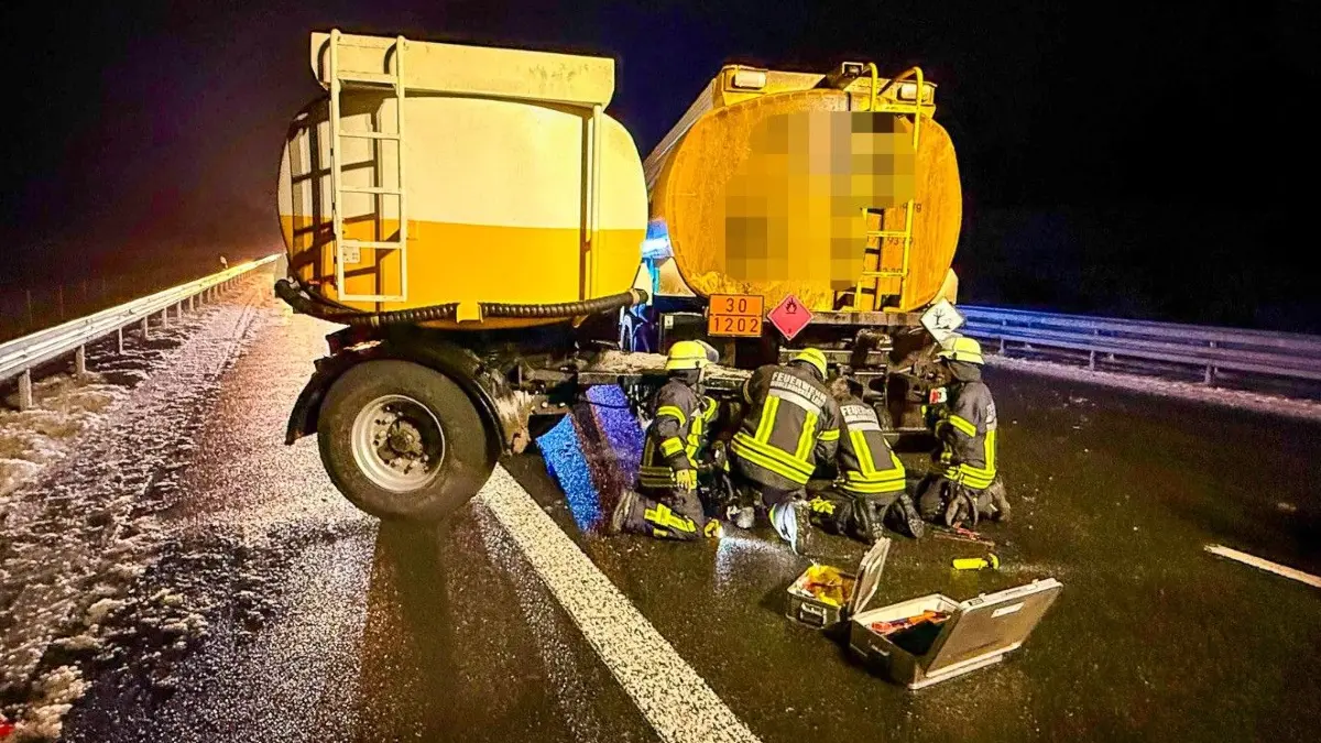 Auf spiegelglatter Fahrbahn rutschte am Donnerstagabend (5. Februar 2026) ein Gefahrguttransporter auf der A10 vor Birkenwerder auf einen anderen Lkw, der an einem Stauende stand. Es blieb bei Sachschaden. Die Tanks wurden nicht beschädigt.