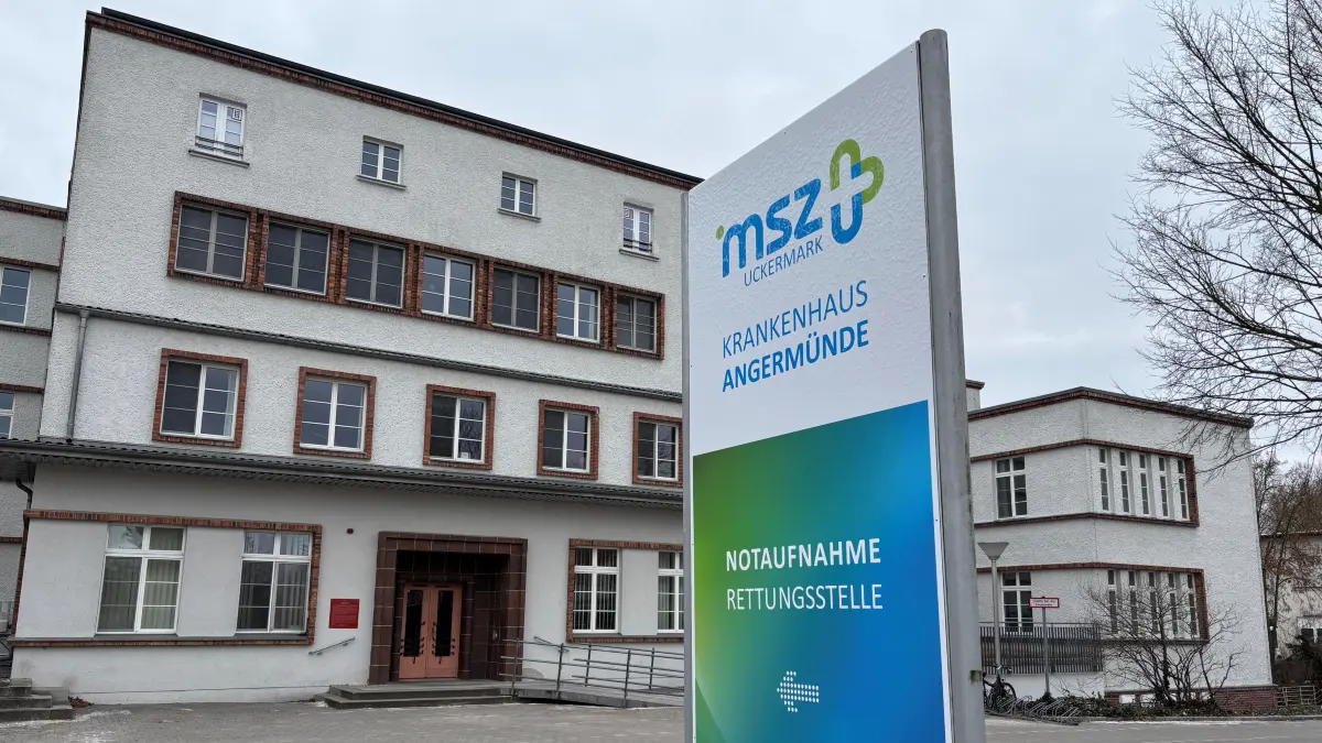Eingang zum Krankenhaus Angermünde: Das neue Schild weist bereits auf den Wandel hin. Hier steht nicht mehr das Logo der GLG, sondern das MSZ Uckermark in großen Lettern.