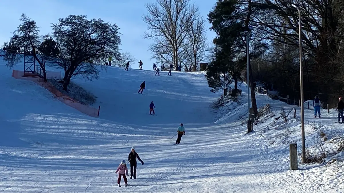 Kurz, aber wegen der Wellen nicht anspruchslos: Die gut 200 Meter lange Skipiste in Eisenhüttenstadt kann selbst für geübte Skifahrer eine kleine Herausforderung darstellen.