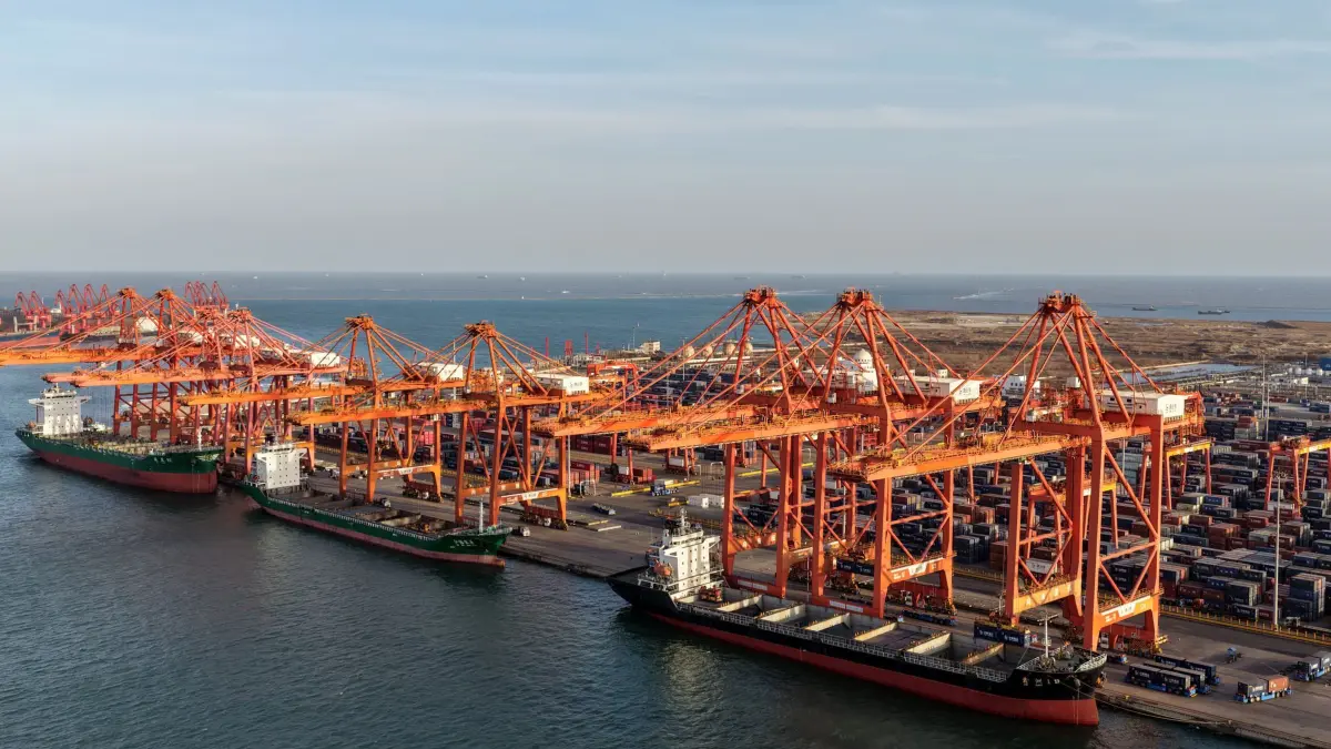 China - Handel: 05.02.2026, China, Tangshan: Schiffe liegen am Containerterminal des Hafens von Tangshan in der nordchinesischen Provinz Hebei (Aufnahme mit einer Drohne). Hier werden jährlich viele Millionen Tonnen an Gütern für den Welthandel umgeschlagen. Foto: Yang Shiyao/XinHua/dpa +++ dpa-Bildfunk +++
