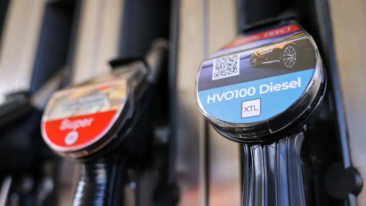 Eine Zapfsäule für HVO100 Diesel und Superbenzin an einer Tankstelle von Nordoel. Am Montag wurde auf der Tankstelle eine Zapfsäule für den neuen Kraftstoff HVO100 Diesel eröffnet. +++ dpa-Bildfunk +++