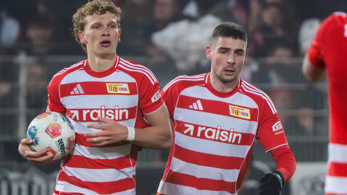 1. FC Union Berlin - Eintracht Frankfurt: 29.01.2026, Berlin: Fußball: Bundesliga, 1. FC Union Berlin - Eintracht Frankfurt, 21. Spieltag, An der Alten Försterei, Leopold Querfeld (1. FC Union Berlin) erzielt den 1:1-Ausgleich per Elfmeter und läuft danach mit dem Ball im Arm zum Mittelkreis. Neben ihm läuft Andrej Ilić (1. FC Union Berlin). Foto: Soeren Stache/dpa - WICHTIGER HINWEIS: Gemäß den Vorgaben der DFL Deutsche Fußball Liga bzw. des DFB Deutscher Fußball-Bund ist es untersagt, in dem Stadion und/oder vom Spiel angefertigte Fotoaufnahmen in Form von Sequenzbildern und/oder videoähnlichen Fotostrecken zu verwerten bzw. verwerten zu lassen. +++ dpa-Bildfunk +++