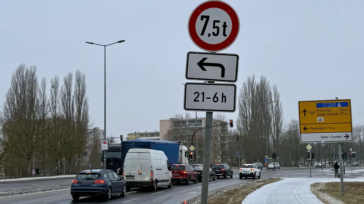 Zumindest in der Nacht darf der Schwerlastverkehr von Schwedt nach Angermünde nicht Richtung Flemsdorf abbiegen und wird darum weitestgehend über die Umgehungsstraße fahren.