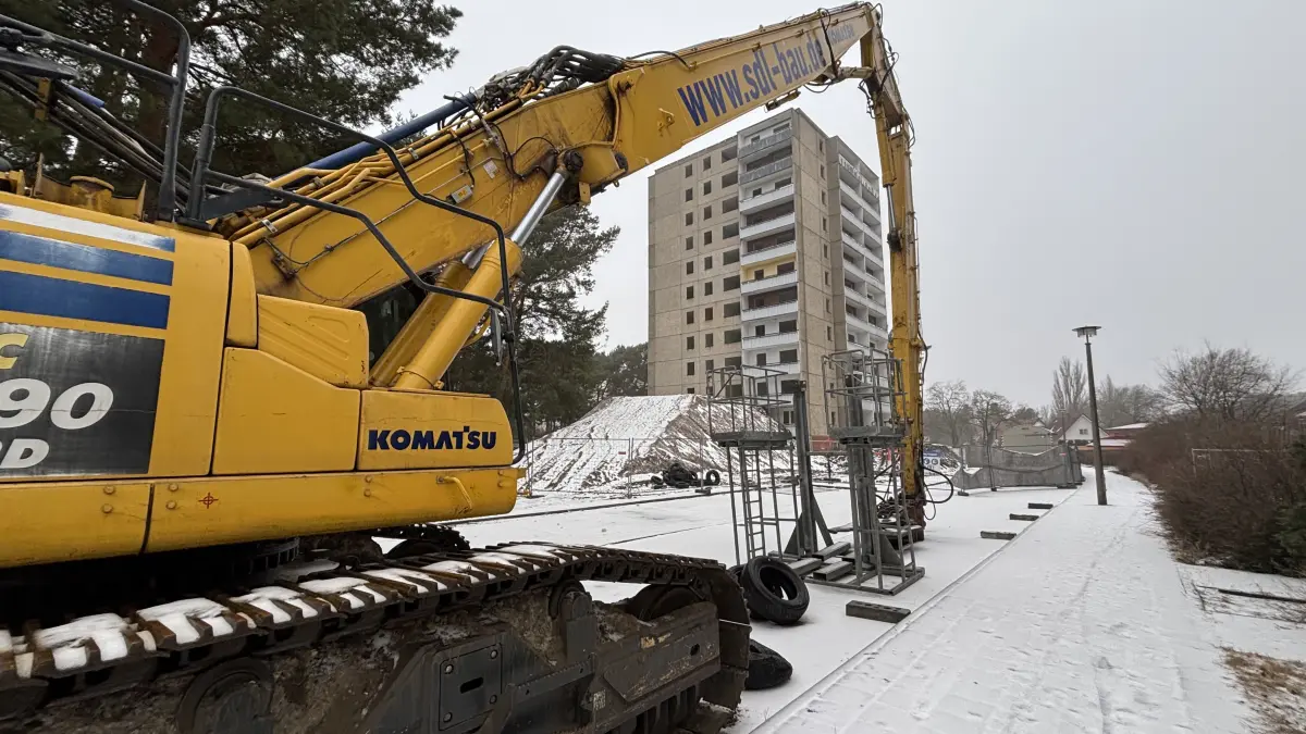 Der Spezialbagger mit einem besonders langen Greifarm steht schon bereit. Demnächst beginnt der Abriss eines gut 30 Meter hohen Gebäudes in Eisenhüttenstadt.