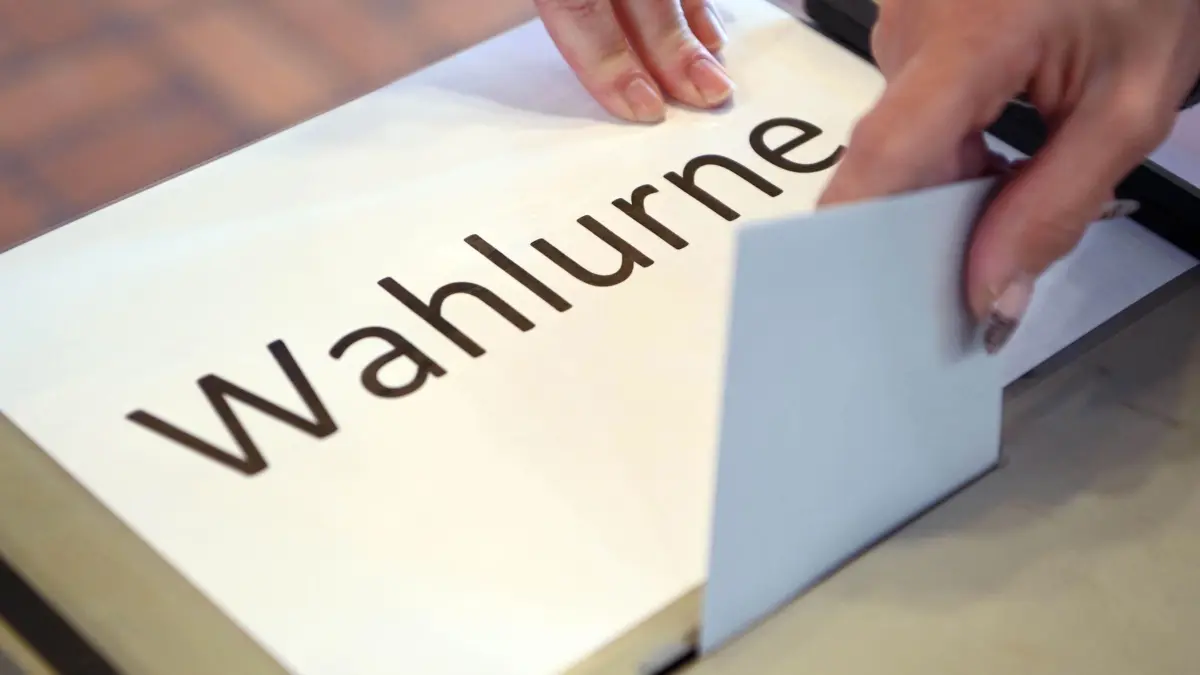 Landtagswahl in Baden-Württemberg: ARCHIV - 14.03.2021, Baden-Württemberg, Pforzheim: In einem Wahllokal wird ein Stimmzettel in eine Wahlurne geworfen. (zu dpa: «Wählerbestechung? Staatsanwaltschaft prüft Vorwürfe») Foto: Uli Deck/dpa +++ dpa-Bildfunk +++