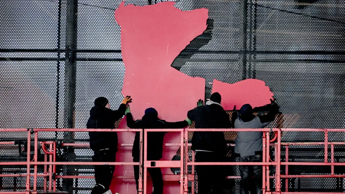 Vor der Eröffnung der 76. Berlinale: 06.02.2026, Berlin: Monteure bringen den Berlinale-Bären an der Fassade des Berlinale-Palastes vor Beginn der 76. Berlinale an. Foto: Britta Pedersen/dpa +++ dpa-Bildfunk +++