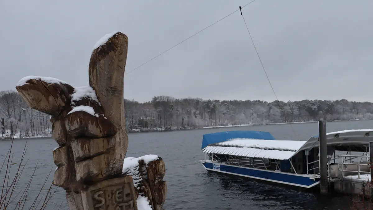 Still ruht der Straussee im Winter: Doch im Wahlkampf um den Bürgermeisterposten ist in Strausberg eine hitzige Debatte ausgebrochen.