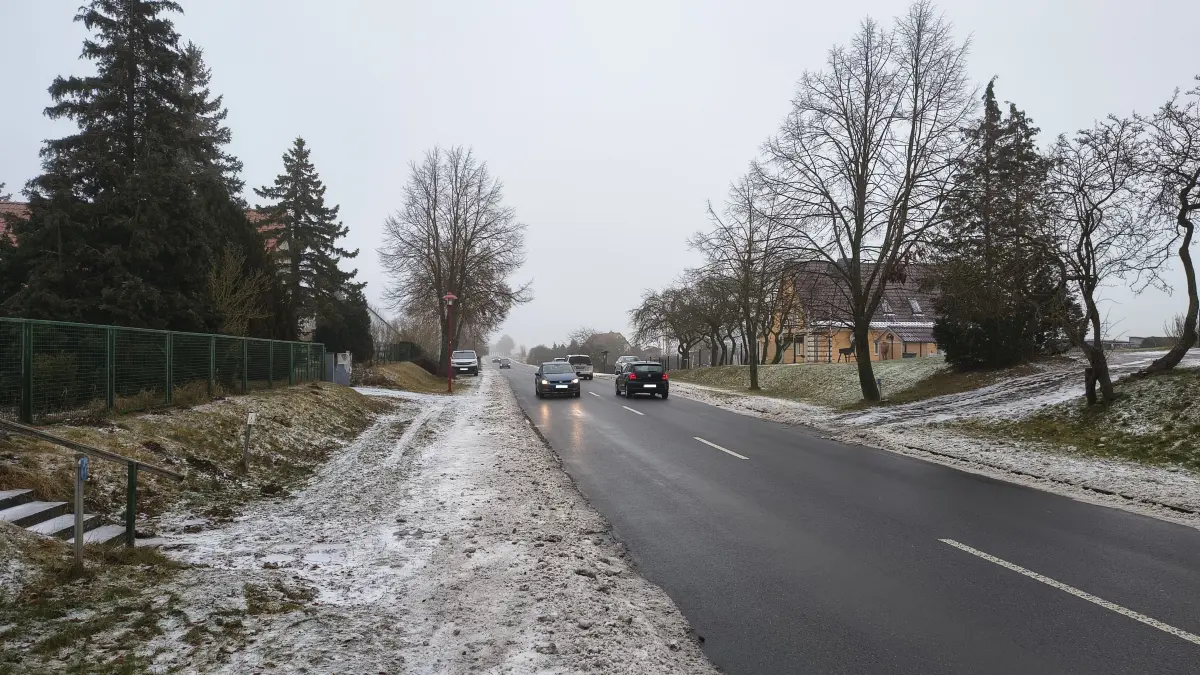 Die B158 in Parstein in Fahrtrichtung Angermünde im Februar 2026. Jetzt gibt es einen neuen Versuch, die Verkehrssicherheit im Ort zu erhöhen.