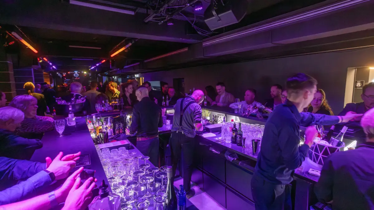 Für geladene Gäste wurde gestern die Skylounge eröffnet. Hochbetrieb herrschte gleich am ersten Abend an der Bar.