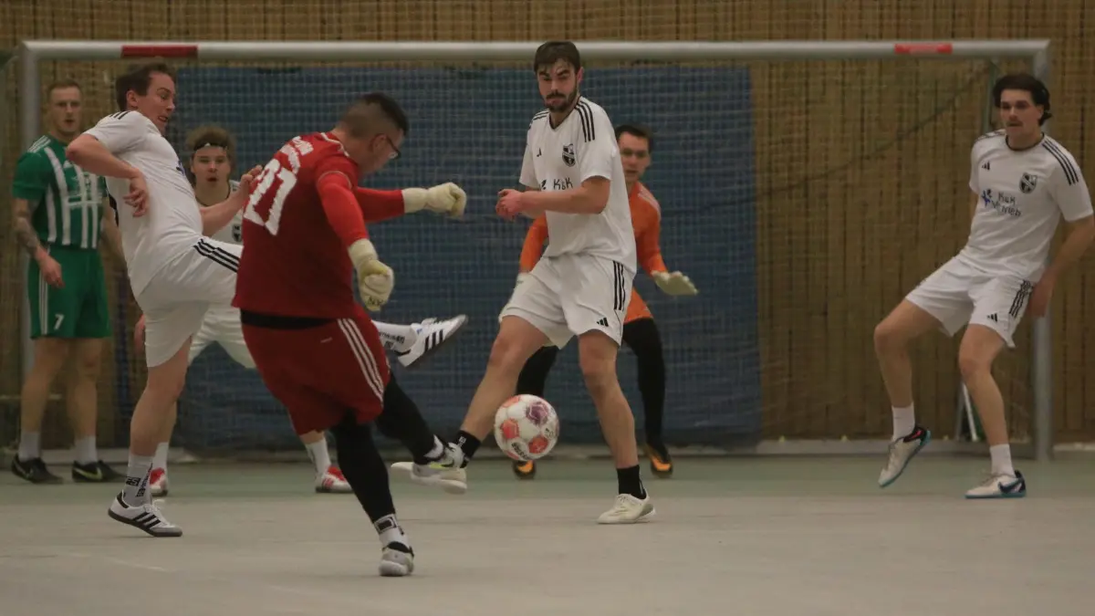 Hallenfußball beim MTV Altlandsberg: Es siegt die SG Blankenburg (in Weiß) vor Müllroser SV (in Schwarz) und dem Gastgeber (in Grün) am 7.2.2026
