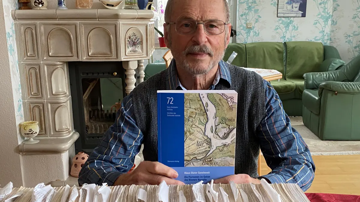 Viel Papier: Klaus-Dieter Gansleweit mit dem Buch über die Flurnamen und seinen zahlreichen Karteikarten dafür.