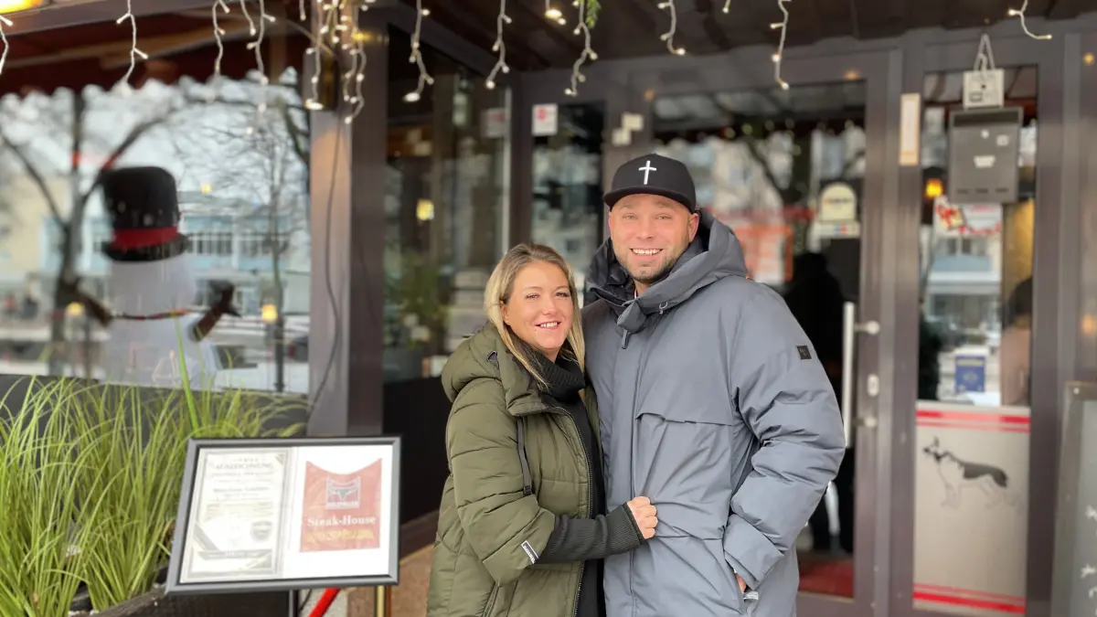 Inhaber Steven Lorenz (l.) und seine Frau Eileen Lorenz hoffen auf Gäste nach der Wiedereröffnung des "Steakhouse". Was nach der Havarie unternommen wurde.