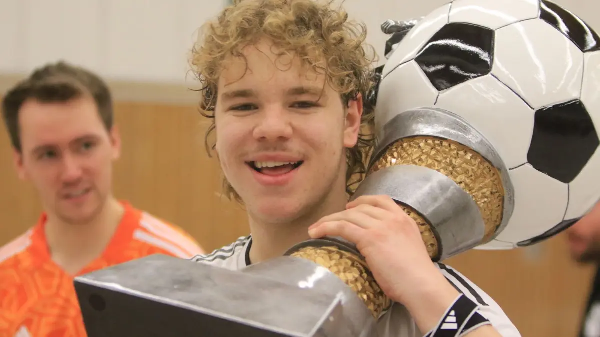 SG Blankenburg (in Weiß) gewinnt beim Herren-Turnier des MTV Altlandsberg. Auf den Plätzen folgen Müllroser SV (in Schwarz), Altlandsberg (in Grün), Stern Kaulsdorf (in Blau), Fredersdorf (in Rot), Eiche Köpenick (in Schwarz), BSV Blumberg und Herrensee Strausberg. CCC