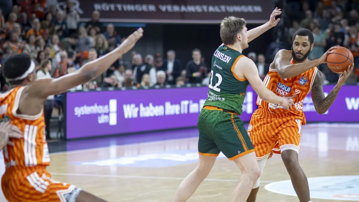 Basketball, Ratiopharm Ulm am Sonntag, 15 Uhr, zu Hause Ratiopharm Ulm (orange) gegen Trier (grün),Center Joel Soriano feiert sein Debüt