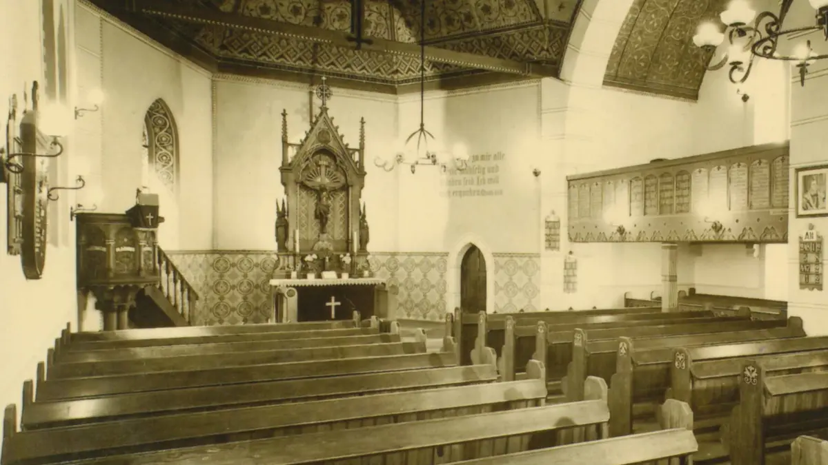 Kirchlich gesehen gehörte Ketschendorf, das heutige Fürstenwalde Süd, einst zu Storkow. Seit 1910 verfügte der aufstrebende Ort über eine eigene Kirche. Das Foto zeigt den Innenraum der Martin-Luther-Kirche mit Blick in den Chor um 1920.