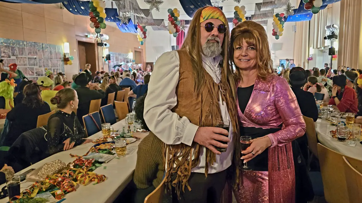 Marlene und Martin sind aus Schildow (Oberhavel) angereist, um ein bisschen Flower-Power ins Volkshaus nach Wildau zu bringen.