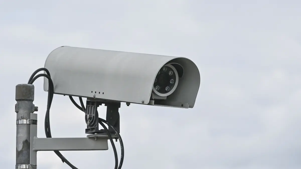 Überwachungskamera vor bewölktem Himmel (Symbolbild): Slubice investiert in Dutzende neue Kameras, um die Innenstadt zu überwachen.
