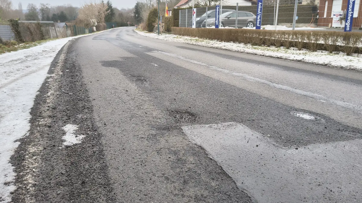 Die L29 in Liepe in Höhe vom Autodienst Genzel. Das ist eine der Stellen, an denen sich Schäden an der Fahrbahn zeigen.