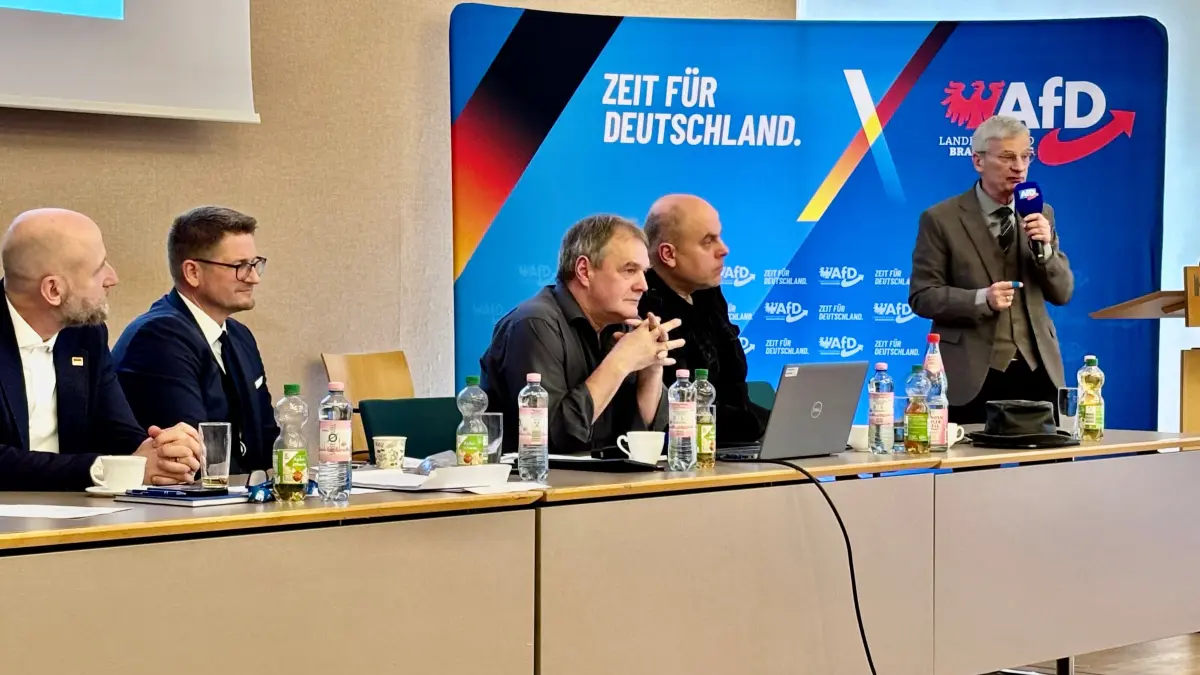 Im Präsidium der Kreismitgliederversammlung nahmen Jens Latzke (2. Stellvertreter), der Bundestagsabgeordnete René Springer, der Kreisvorsitzende Falk Janke und sein erster Stellvertreter Lars Günther Platz (von links). Der AfD-Landesvorsitzende Christoph Berndt (rechts) richtet seine Worte an die erschienenen Mitglieder.