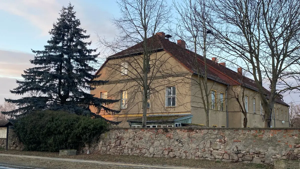 Gutshaus in Petershagen - Gemeinde Zeschdorf in Märkisch-Oderland- direkt an der B5.