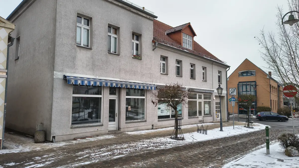 Kommt in das Ladenlokal mit der blauen Markise in Oderberg eine neue Postfiliale? Noch gibt es einige Fragezeichen, ob es in der Angermünder Straße 65 Briefmarken und Päckchen geben wird.