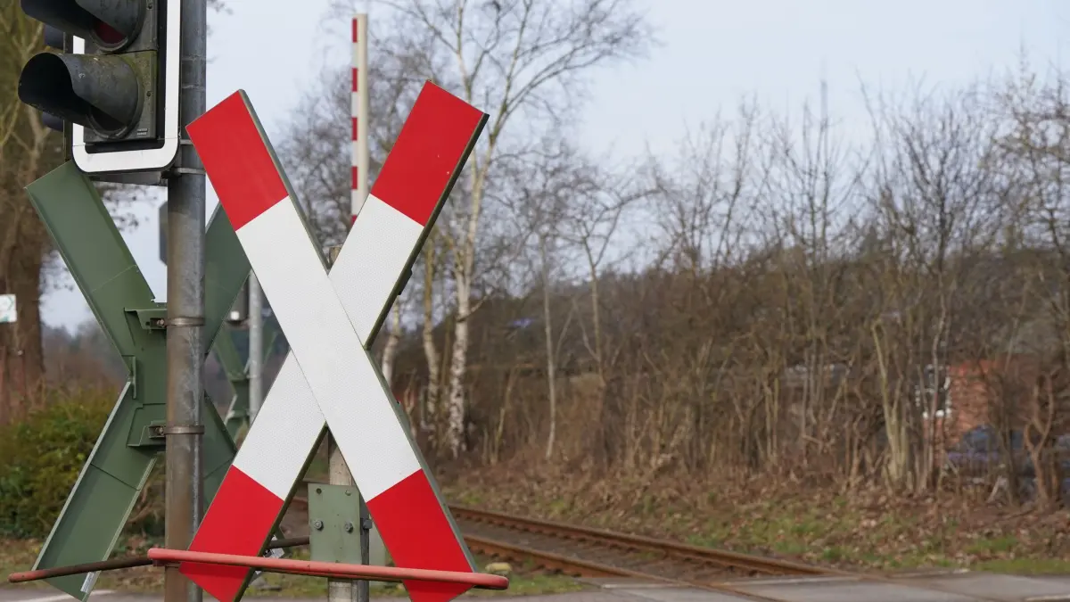 Bahnübergang: ARCHIV - 13.03.2024, Schleswig-Holstein, Aukrug: Blick auf einen Bahnübergang mit Andreaskreuzen, Ampeln und den Bahngleisen. (zu dpa: «Was den Ausbau der Schiene bremst») Foto: Marcus Brandt/dpa +++ dpa-Bildfunk +++