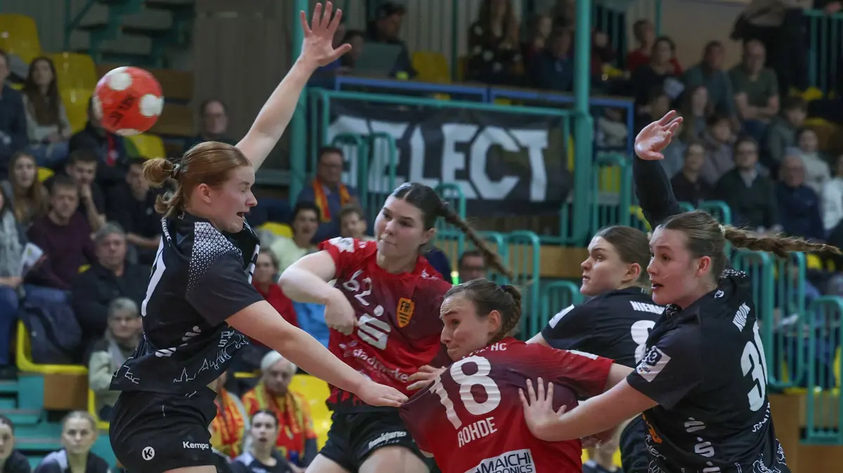 Die Handballerinnen des Frankfurter HC haben in der 3. Liga Frauen Nord gegen den TV Hannover-Badenstedt gewonnen. In dieser Szene trifft Adele Kasper (Zweite von links, daneben Mitspielerin Nora Rohde) für den FHC.