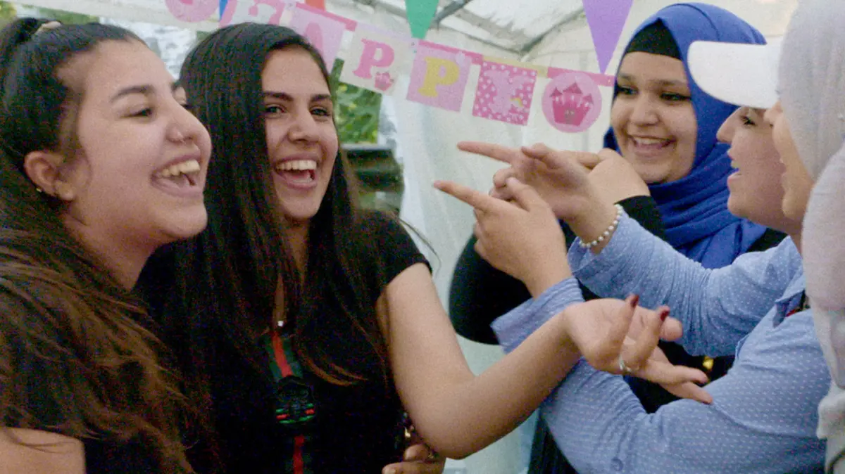 Filmszene aus Tell Them About Us -Semav, Zaraah, Wessam, Mariana und Reem (v.l.) auf einer Geburtstagsfeier. Wie die Mädchen das Leben als Flüchtlinge in Eberswalde meistern.
