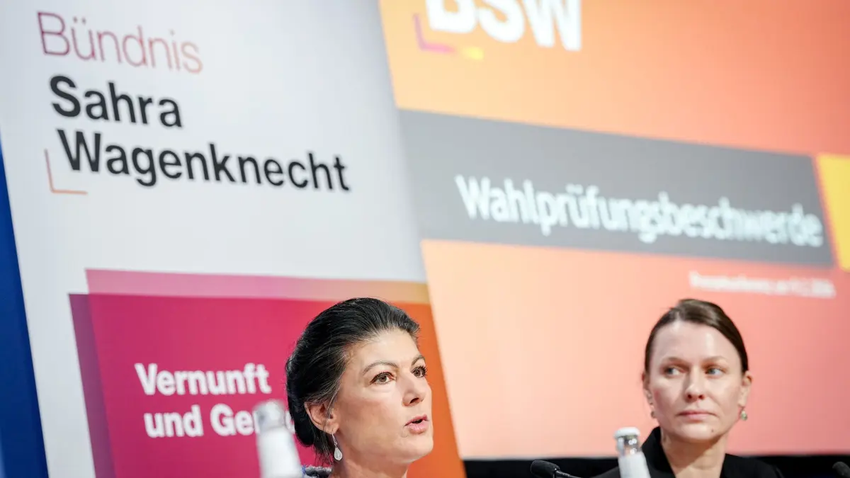 BSW zur Einreichung der Wahlprüfungsbeschwerde: 09.02.2026, Berlin: Sahra Wagenknecht (l), Parteigründerin vom Bündnis Sahra Wagenknecht (BSW), spricht auf der Pressekonferenz zur Einreichung der Wahlprüfungsbeschwerde neben der Sprecherin Caroline Heptner. Foto: Kay Nietfeld/dpa +++ dpa-Bildfunk +++