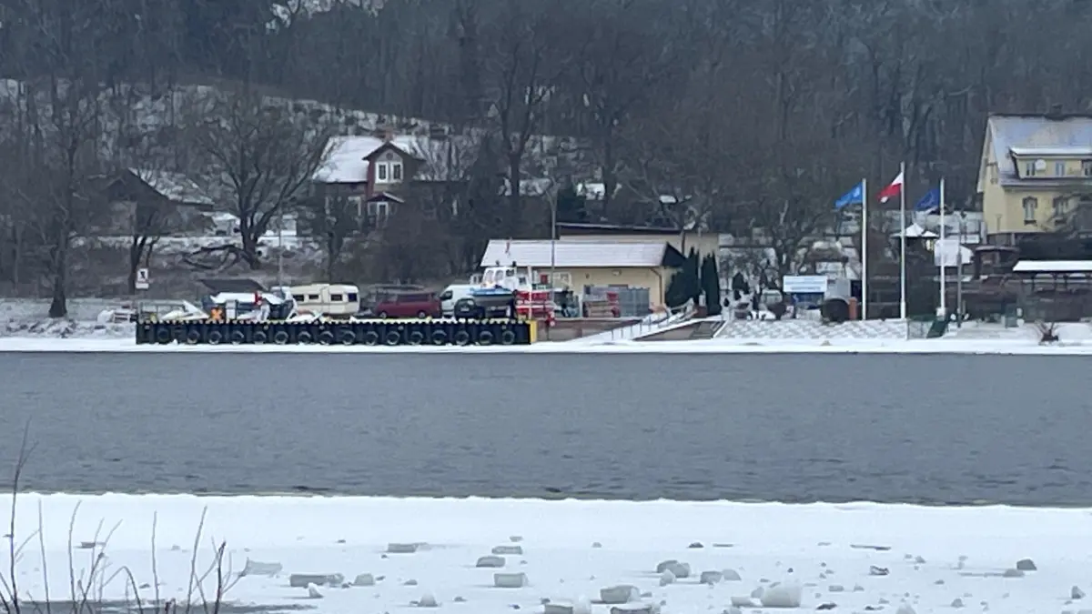 Die Oder am Fährweg in Güstebiese /Gozdowice: Während sich flussabwärts und stromaufwärts die Eismassen türmen, ist die Oder dort eisfrei.