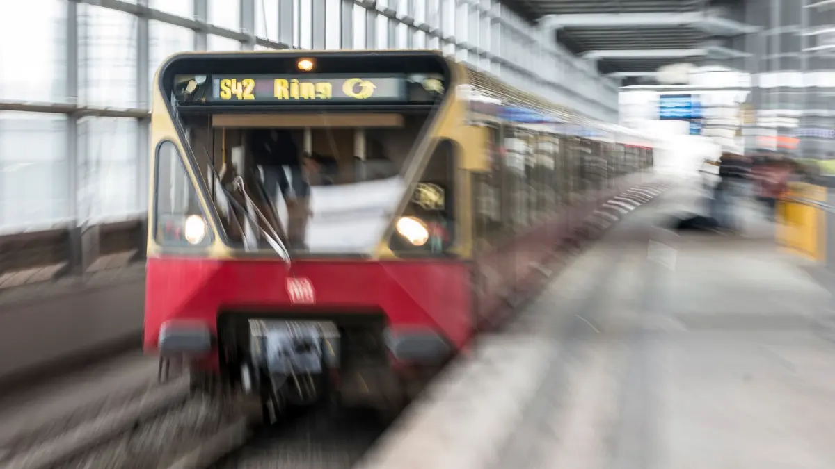 Ringbahn S42: ARCHIV - 05.05.2017, Berlin: Ein Zug der S-Bahn-Ringbahn S42. (zu dpa: «Ringbahn hält nach Vandalismus wieder in Wedding») Foto: Paul Zinken/dpa +++ dpa-Bildfunk +++