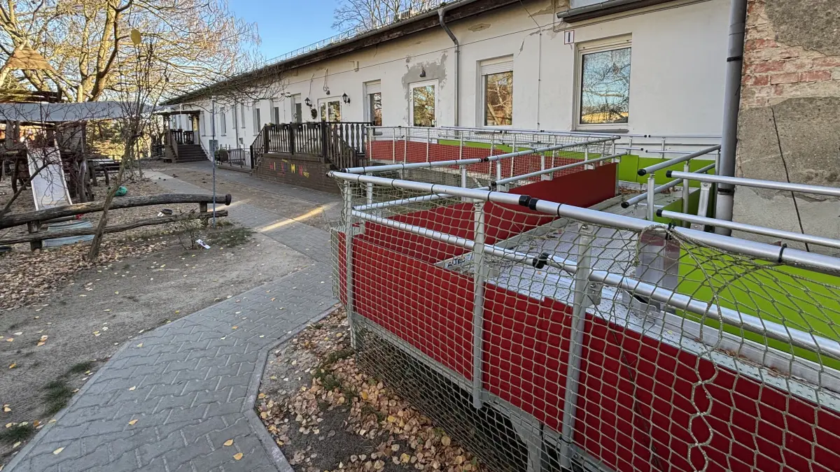 Behindertenrampe: AfD kritisiert den Fluchtweg für Rollstuhlfahrer am Kindergarten auf dem Land als zu groß, fordert den Rückbau und ein kleineres Bauwerk.