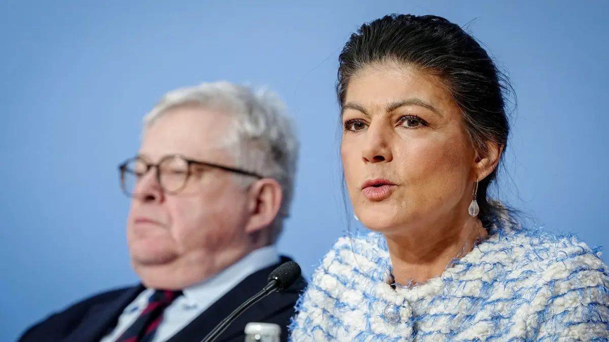BSW zur Einreichung der Wahlprüfungsbeschwerde: 09.02.2026, Berlin: Sahra Wagenknecht, Parteigründerin vom Bündnis Sahra Wagenknecht (BSW), spricht auf der Pressekonferenz zur Einreichung der Wahlprüfungsbeschwerde zu den Teilnehmern neben dem Rechtsanwalt Christoph Degenhart. Foto: Kay Nietfeld/dpa +++ dpa-Bildfunk +++