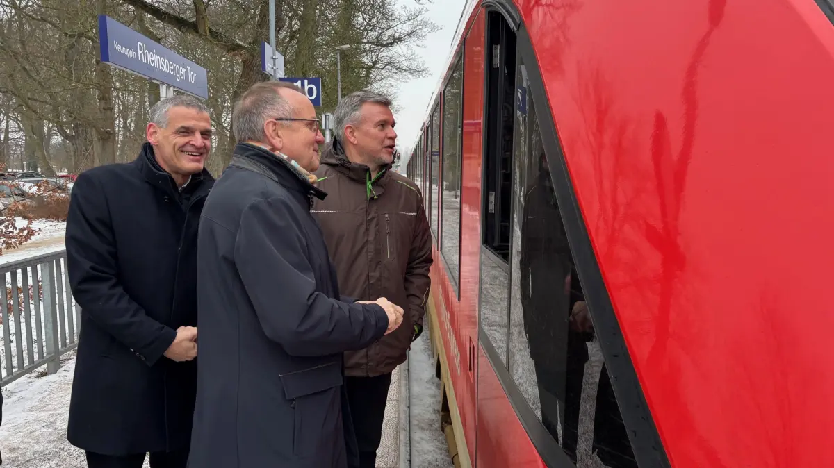 Kleiner Schwatz mit dem Zugführer des Prignitz-Expresses (RE6) in Neuruppin am Bahnhof Rheinsberger Tor.