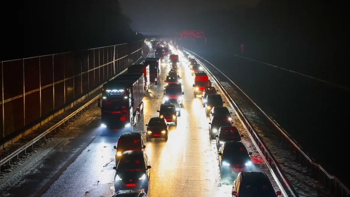 Spiegelglatt war nach dem Blitzeis die Fahrbahn der A10 zwischen Mühlenbeck und Birkenwerder. Besonders tückisch erwies sich der Flüsterasphalt. Nach mehreren Unfällen musste der Abschnitt vier Stunden gesperrt werden.