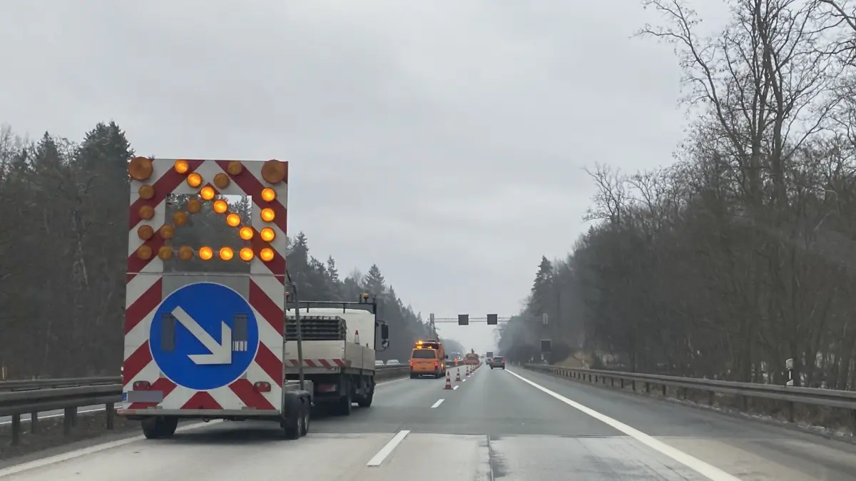 Tagesbaustelle auf der A12 zwischen Fürstenwalde Ost und Briesen. Es vergeht kaum ein Tag, an dem es keine Einschränkungen auf der Autobahn gibt.