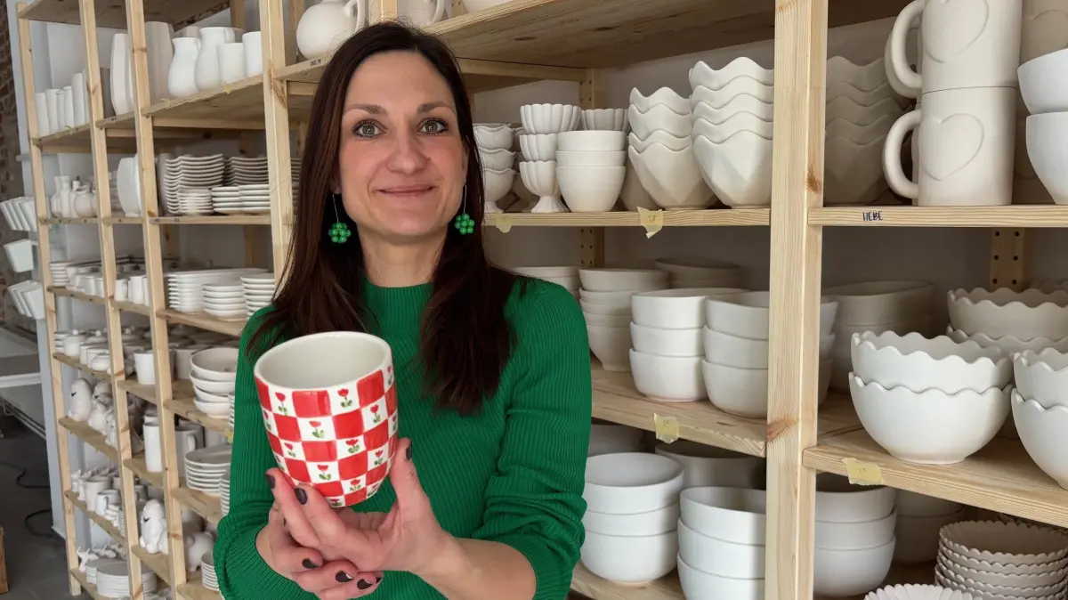 Laura Hennings lädt demnächst in ihre kreativen Räume in Neuruppin ein. In der ehemaligen Schlecker-Filiale können dann Keramik-Rohlinge nach eigener Fantasie bemalt werden. Schon jetzt sind Buchungen möglich.
