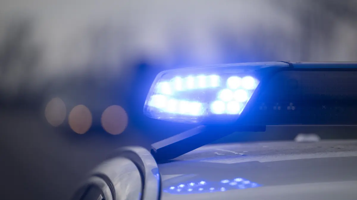 Ein Blaulicht blinkt während eines Fototermins mit der Deutschen Presse-Agentur (dpa) an der deutsch-französischen Grenze an einem Einsatzfahrzeug der Bundespolizei. (zu dpa: «Mann greift Mitbewohner mit Küchenmesser an») +++ dpa-Bildfunk +++