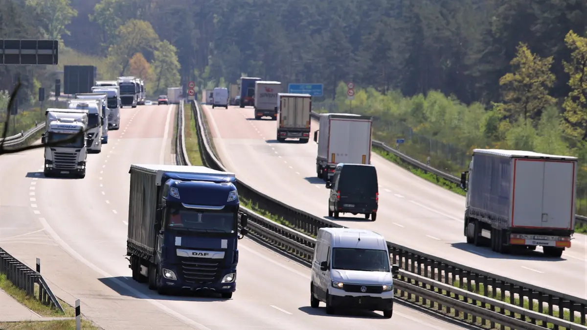 Blick auf die A12, hier an der Anschlussstelle Storkow. Stau gibt es auf der wichtigen Ost-West-Verbindung fast täglich. Der ADAC liefert jetzt aktuelle Zahlen für 2025.
