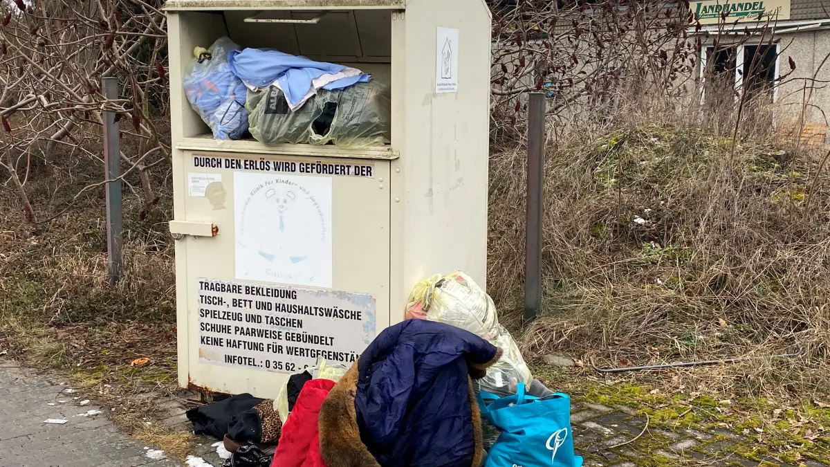 Ein Kleidercontainer in der Ernst-Thälmann-Straße in Brieskow-Finkenheerd: Er gehört nicht zu den Kleidercontainern, die das Amt über den vertraglich gebundenen Dienstleister East-West-Kleidercontainer offiziell aufgestellt hat.